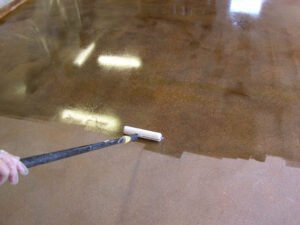 Aplicar sellador de pisos en cemento